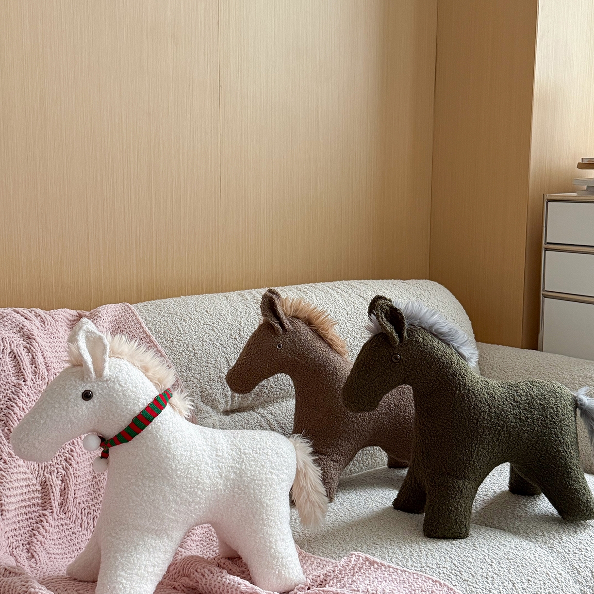 91家纺网 家纺一手货源 找家纺 美茉家居 2025新款小马立体玩偶抱枕 绿马