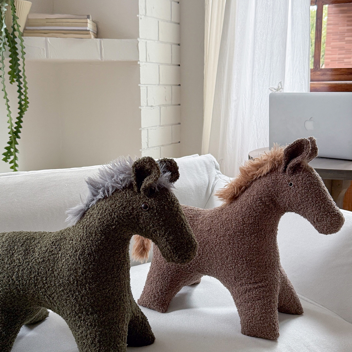 91家纺网 家纺一手货源 找家纺 美茉家居 2025新款小马立体玩偶抱枕 灰格子马