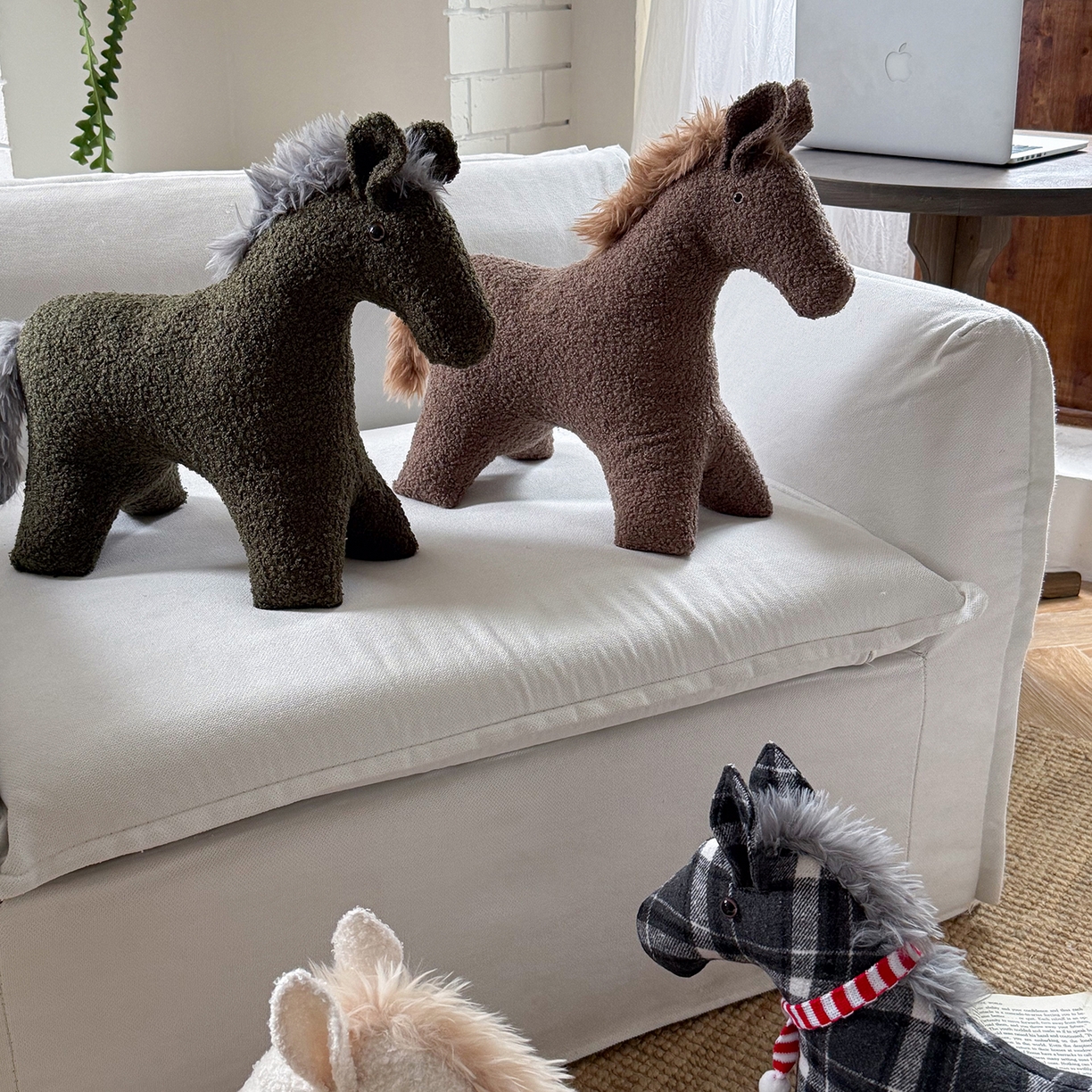 91家纺网 家纺一手货源 找家纺 美茉家居 2025新款小马立体玩偶抱枕 灰格子马