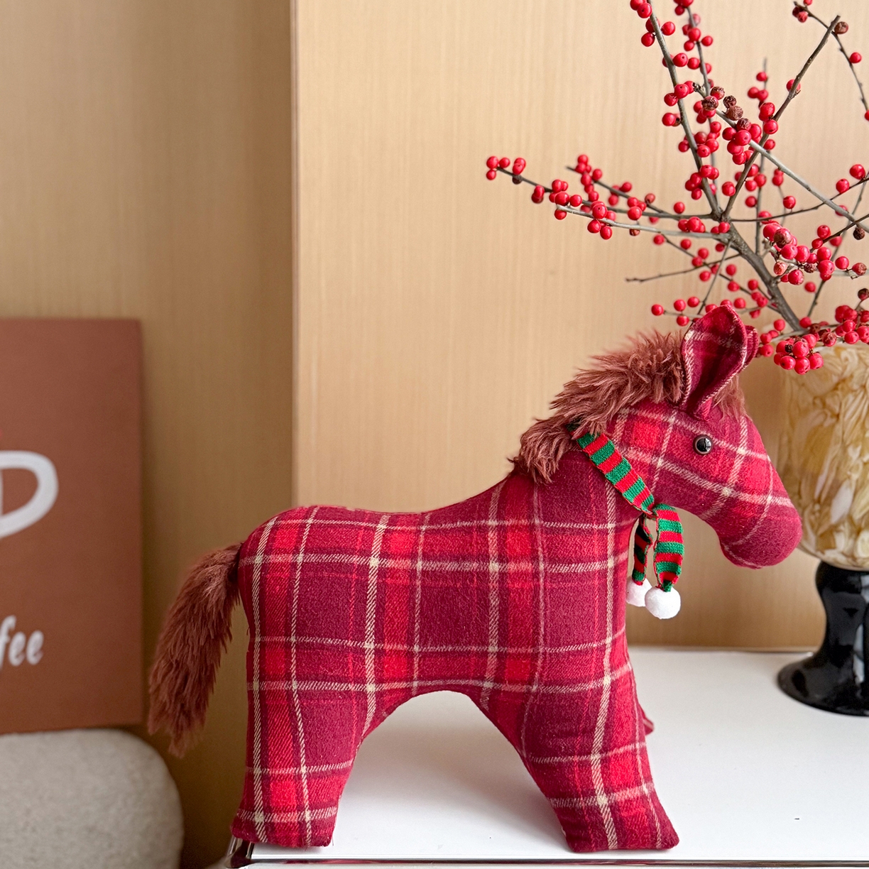 美茉家居 2025新款小马立体玩偶抱枕 红格子马