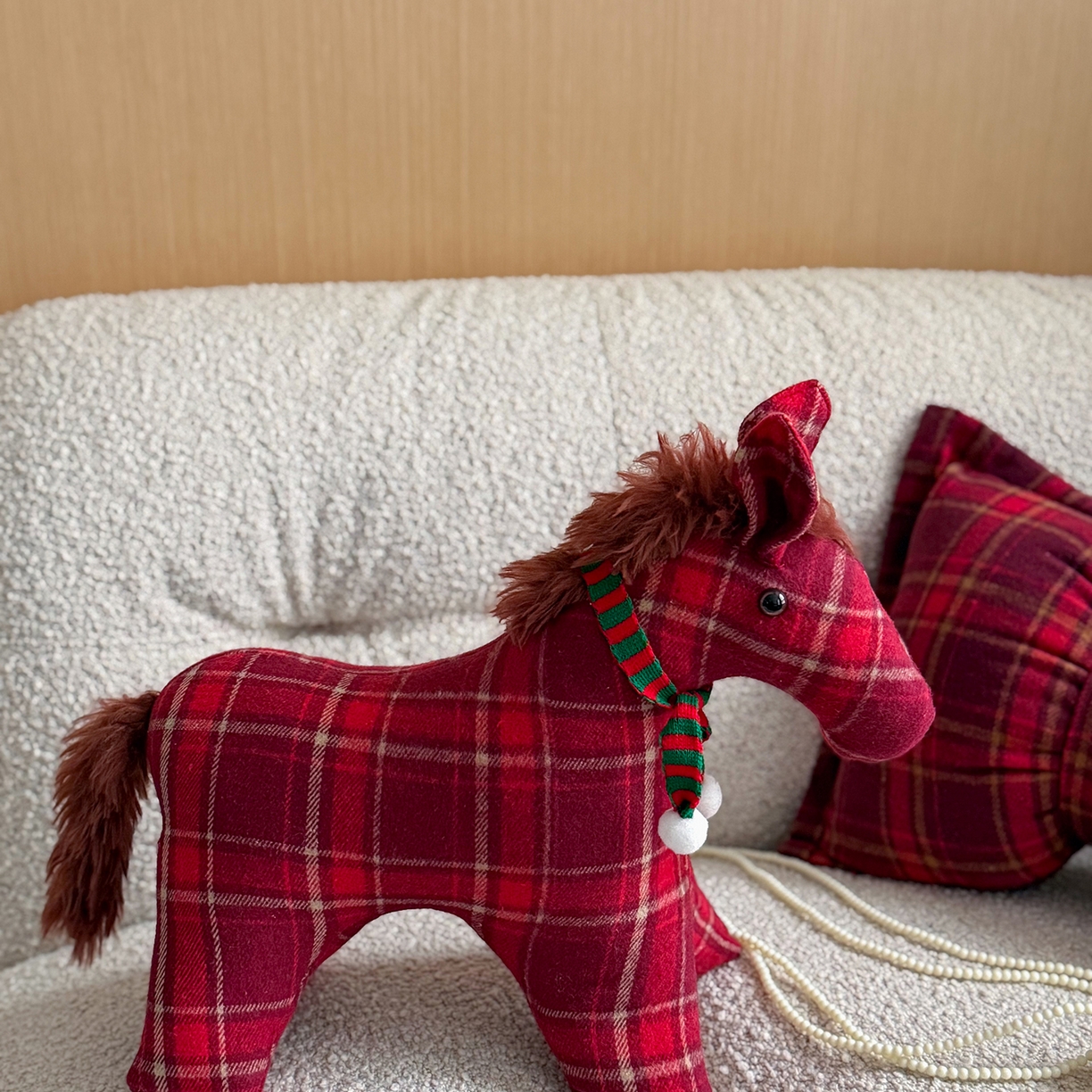 91家纺网 家纺一手货源 找家纺 美茉家居 2025新款小马立体玩偶抱枕 红格子马