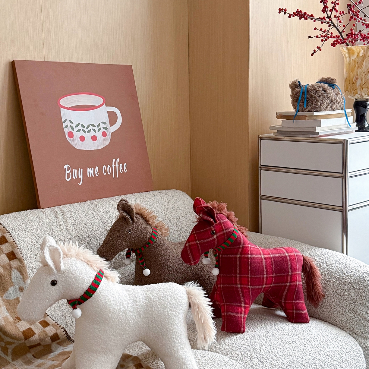 91家纺网 家纺一手货源 找家纺 美茉家居 2025新款小马立体玩偶抱枕 红格子马