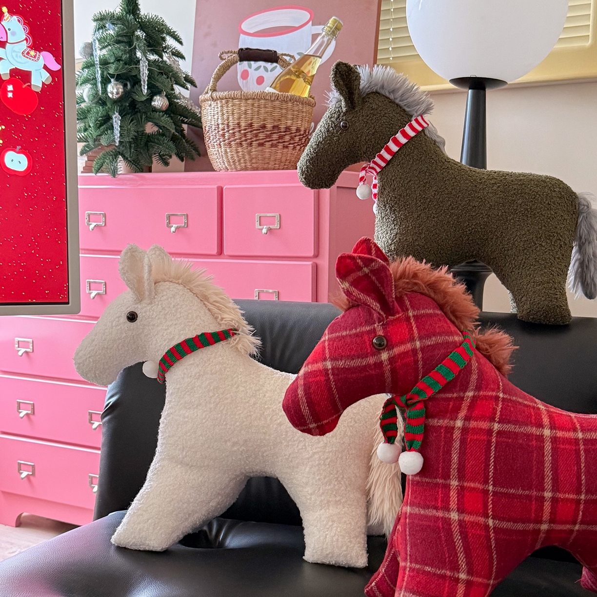 91家纺网 家纺一手货源 找家纺 美茉家居 2025新款小马立体玩偶抱枕 红格子马