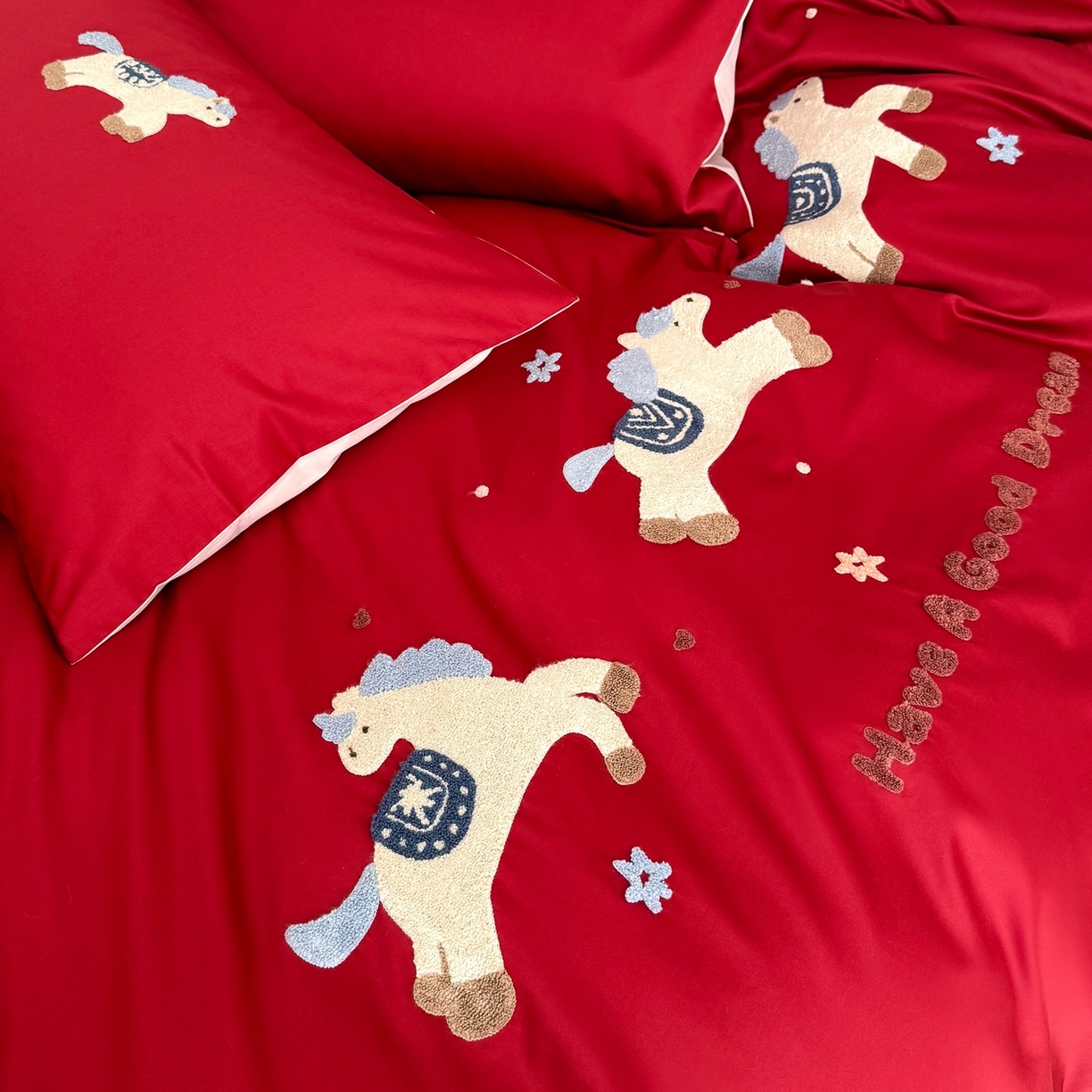 91家纺网 家纺一手货源 找家纺 （总）鹿班家居 2026春夏新款100S长绒棉纯棉毛巾绣系列四件套-幸运小马（标准会员-20元）