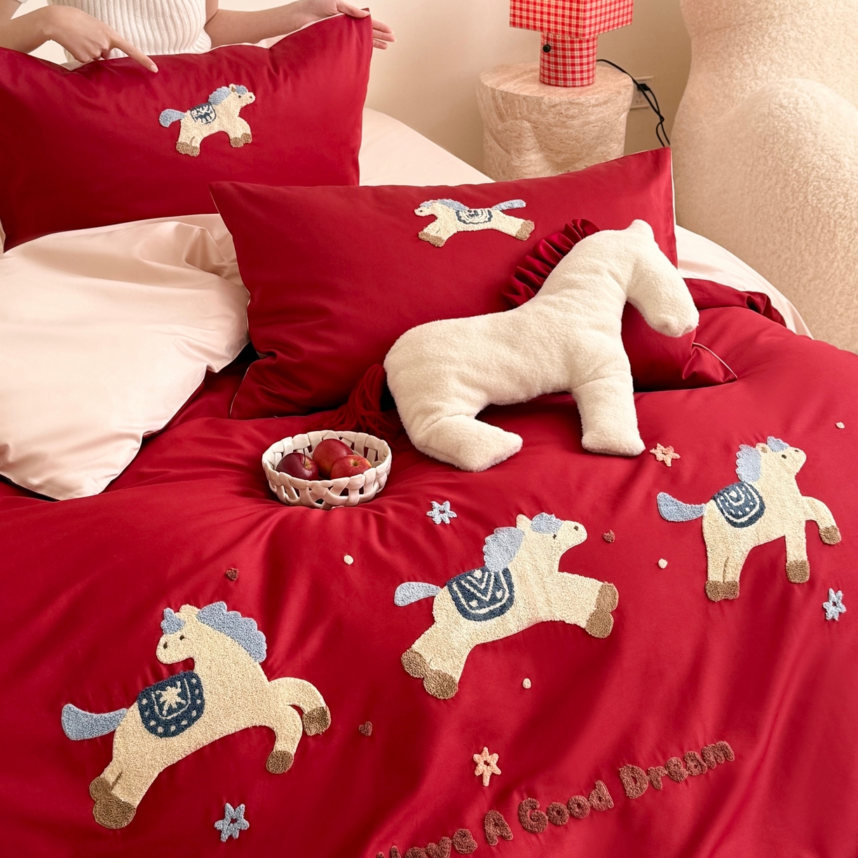 91家纺网 家纺一手货源 找家纺 （总）鹿班家居 2026春夏新款100S长绒棉纯棉毛巾绣系列四件套-幸运小马（标准会员-20元）