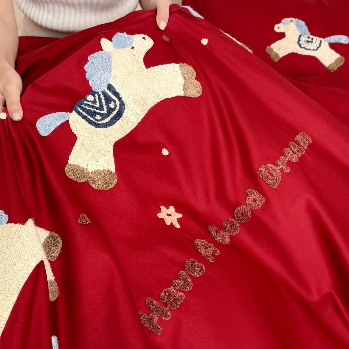 91家纺网 家纺一手货源 找家纺 （总）鹿班家居 2026春夏新款100S长绒棉纯棉毛巾绣系列四件套-幸运小马（标准会员-20元）