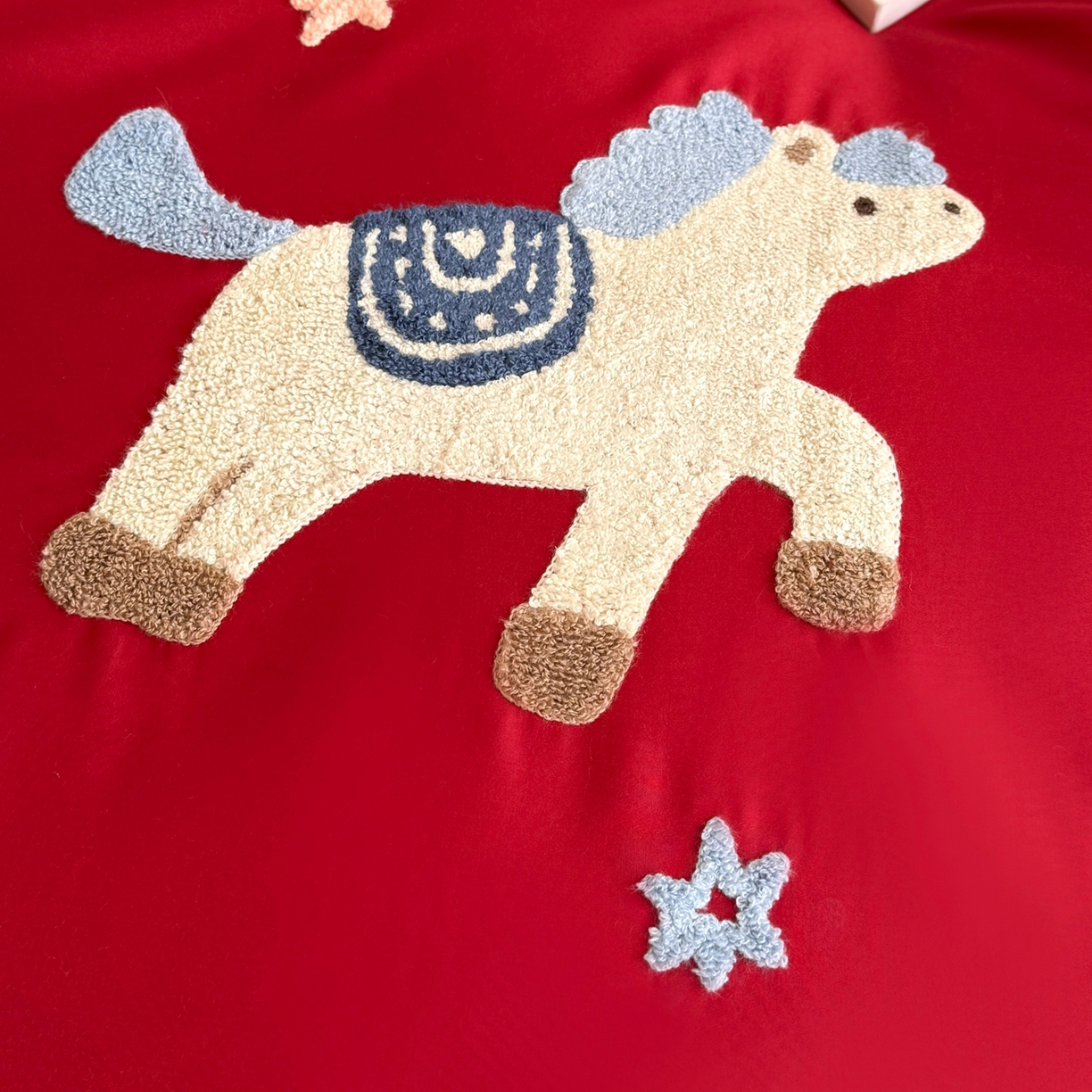 91家纺网 家纺一手货源 找家纺 （总）鹿班家居 2026春夏新款100S长绒棉纯棉毛巾绣系列四件套-幸运小马（标准会员-20元）