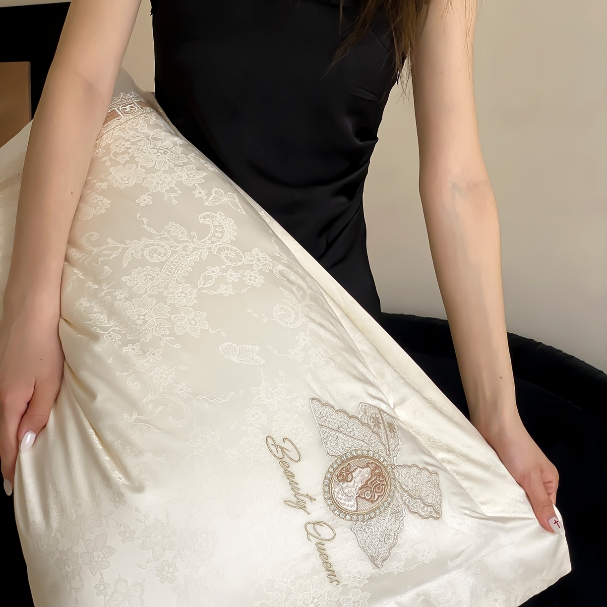 91家纺网 家纺一手货源 找家纺 初拾 2026春夏新款全棉纯棉蕾丝提花绣花四件套-巴黎恋人 巴黎恋人-素影白