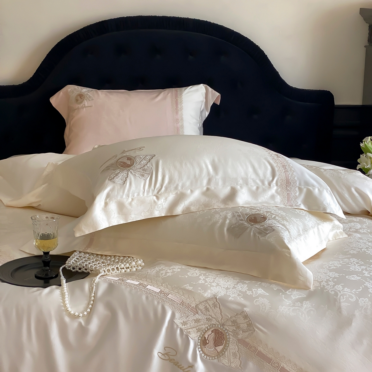 91家纺网 家纺一手货源 找家纺 初拾 2026春夏新款全棉纯棉蕾丝提花绣花四件套-巴黎恋人 巴黎恋人-素影白