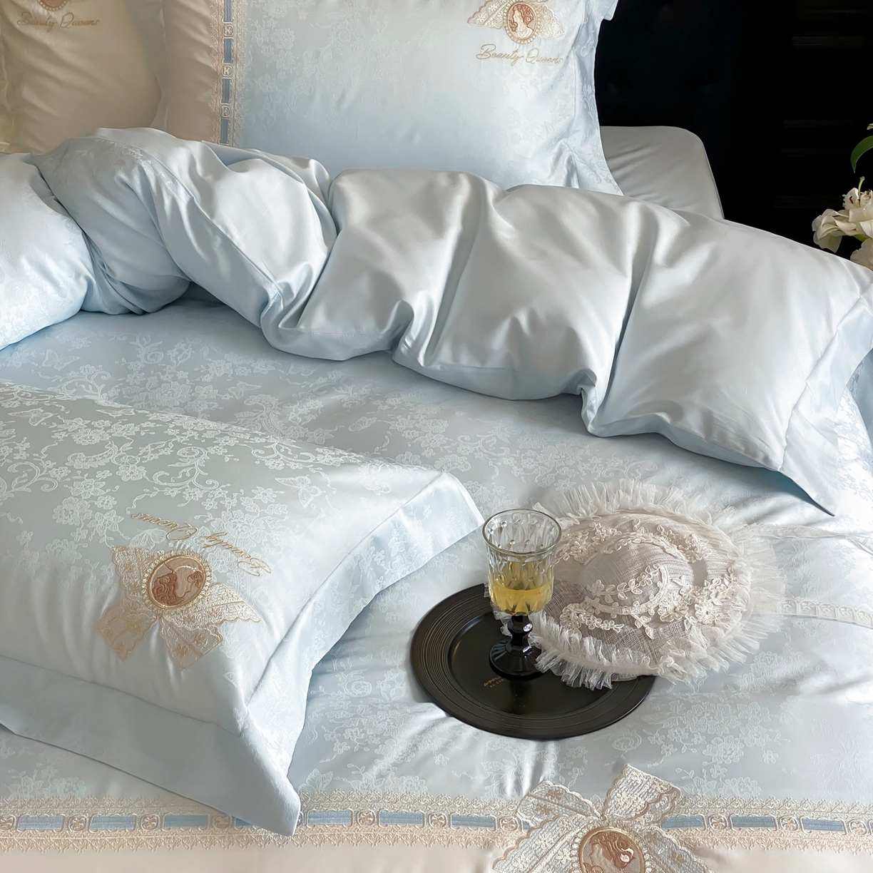 91家纺网 家纺一手货源 找家纺 初拾 2026春夏新款全棉纯棉蕾丝提花绣花四件套-巴黎恋人 巴黎恋人-晴空蓝