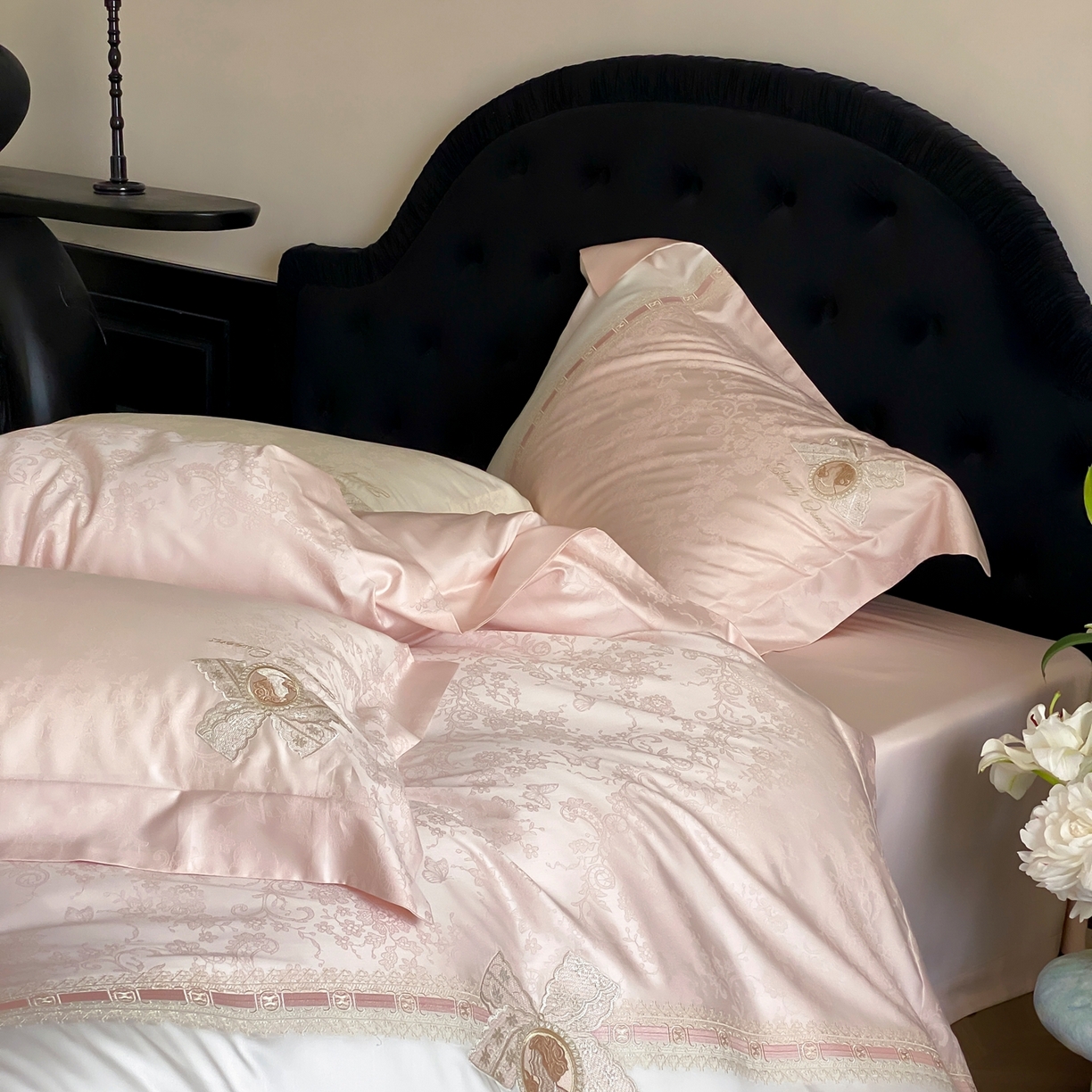 91家纺网 家纺一手货源 找家纺 初拾 2026春夏新款全棉纯棉蕾丝提花绣花四件套-巴黎恋人 巴黎恋人-粉黛