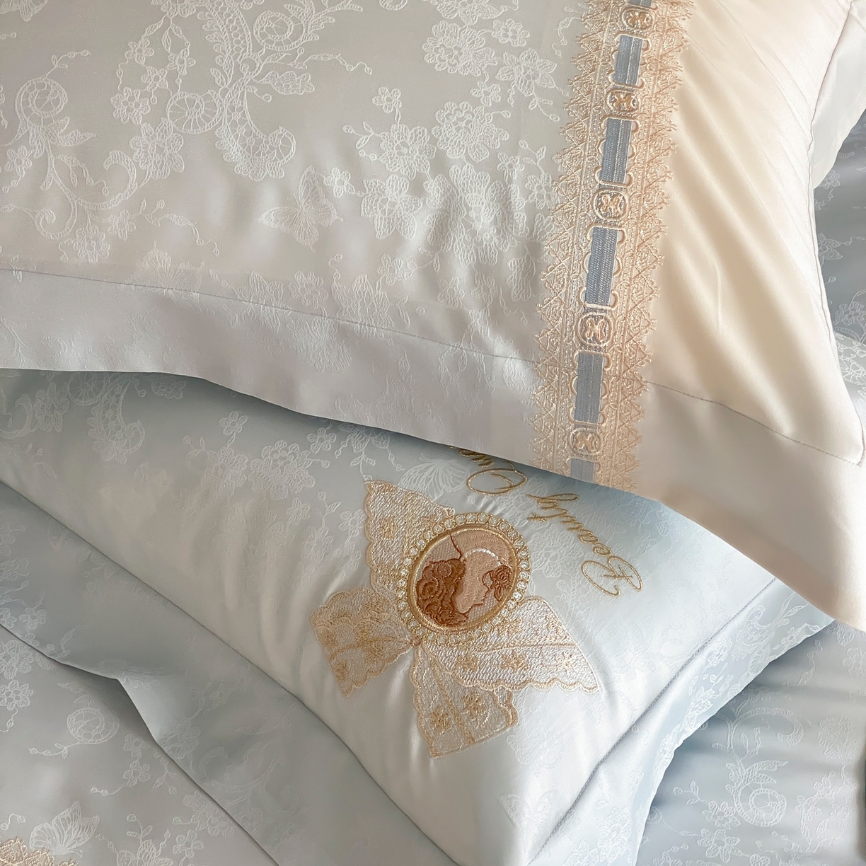 91家纺网 家纺一手货源 找家纺 初拾 2026春夏新款全棉纯棉蕾丝提花绣花四件套-巴黎恋人 巴黎恋人-晴空蓝