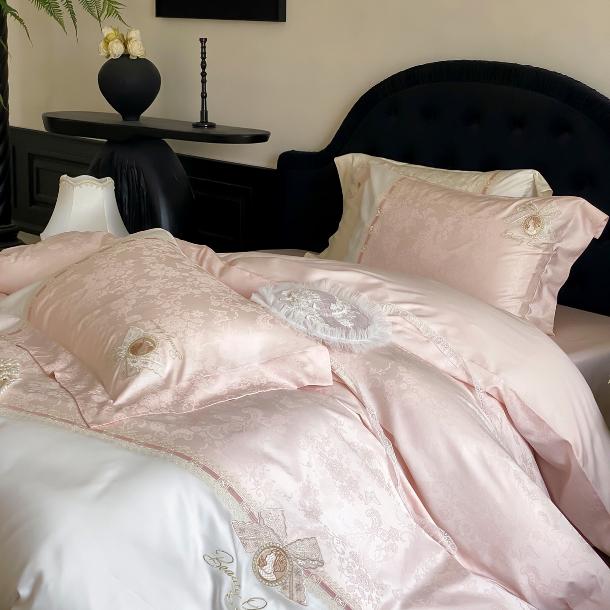 91家纺网 家纺一手货源 找家纺 初拾 2026春夏新款全棉纯棉蕾丝提花绣花四件套-巴黎恋人 巴黎恋人-粉黛