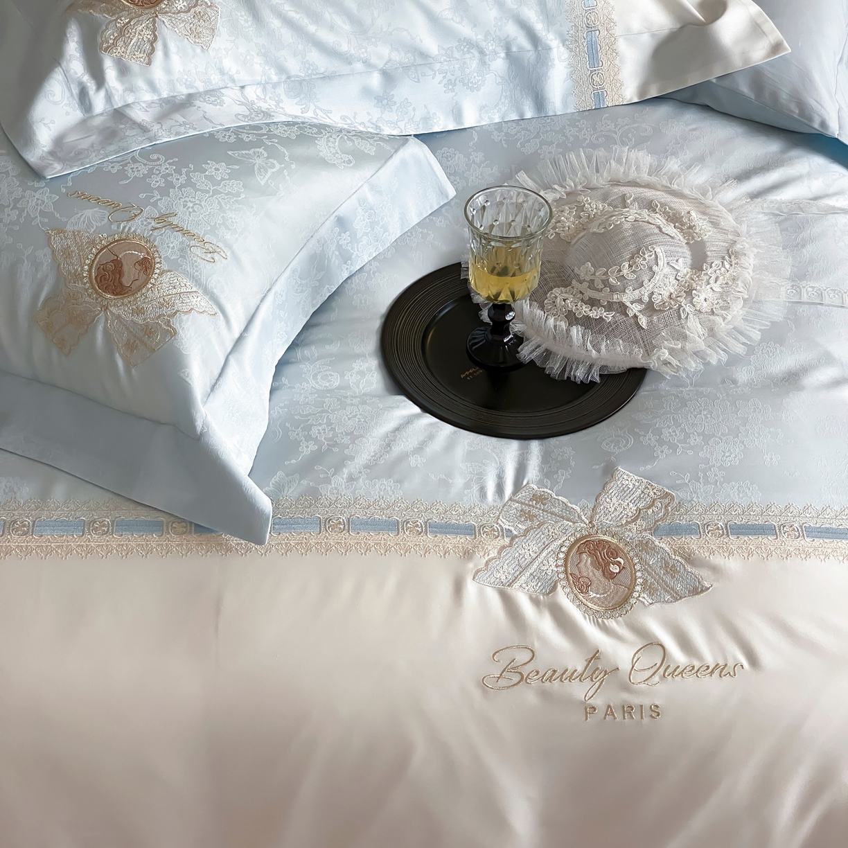 91家纺网 家纺一手货源 找家纺 初拾 2026春夏新款全棉纯棉蕾丝提花绣花四件套-巴黎恋人 巴黎恋人-晴空蓝