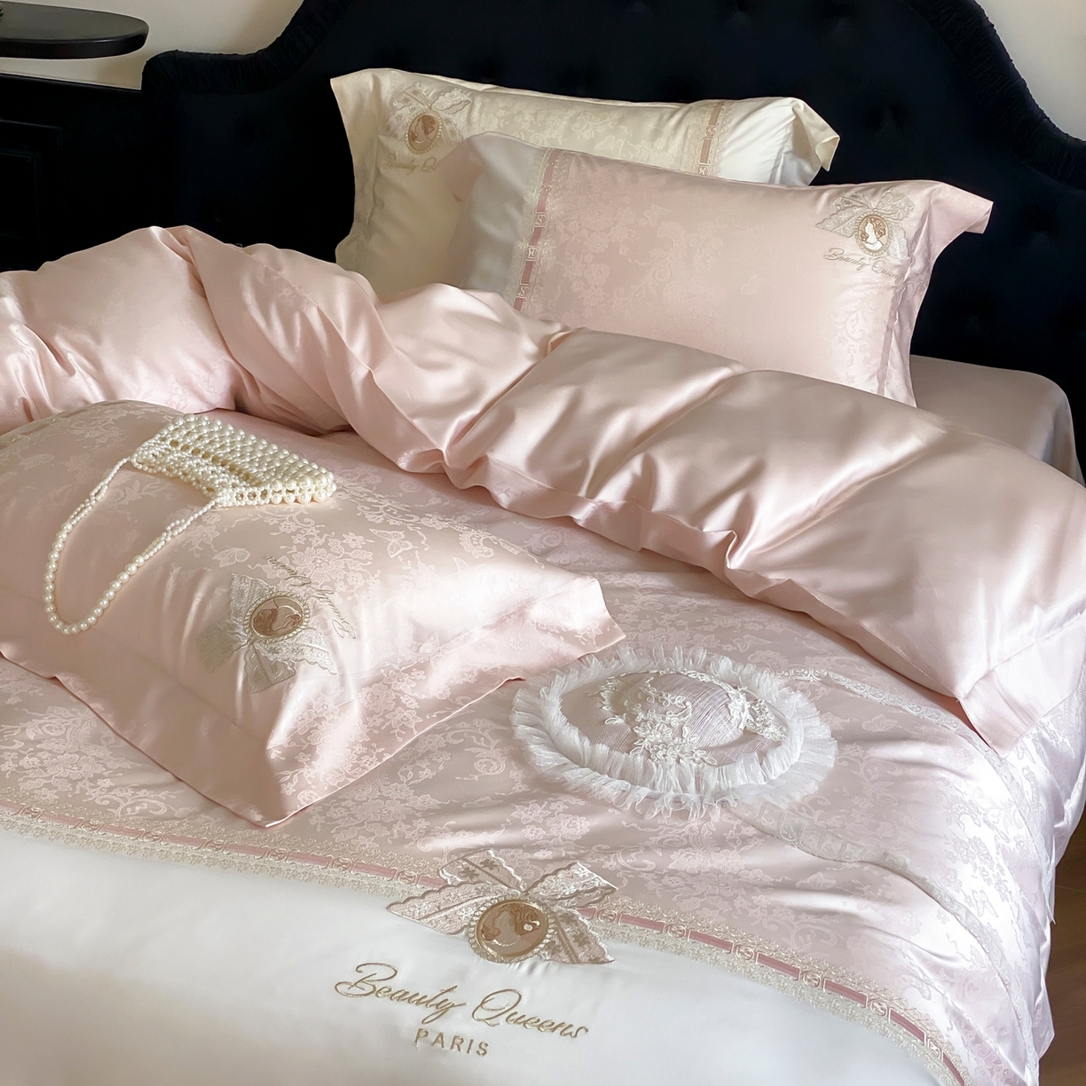 91家纺网 家纺一手货源 找家纺 初拾 2026春夏新款全棉纯棉蕾丝提花绣花四件套-巴黎恋人 巴黎恋人-粉黛