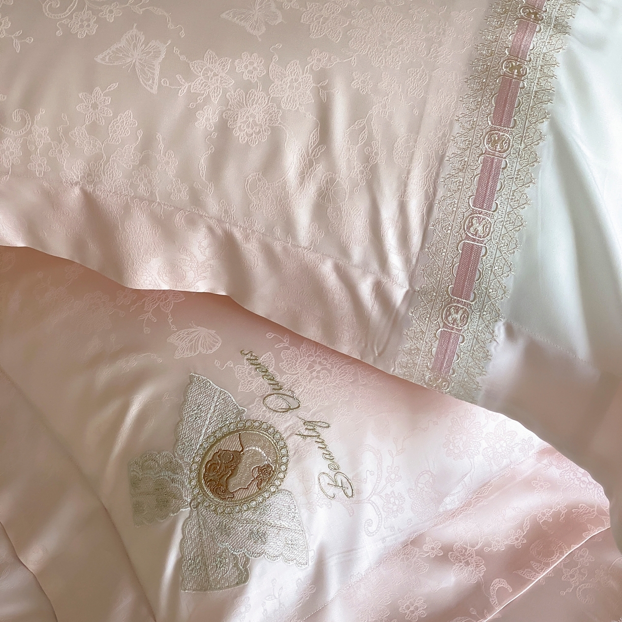 91家纺网 家纺一手货源 找家纺 初拾 2026春夏新款全棉纯棉蕾丝提花绣花四件套-巴黎恋人 巴黎恋人-粉黛