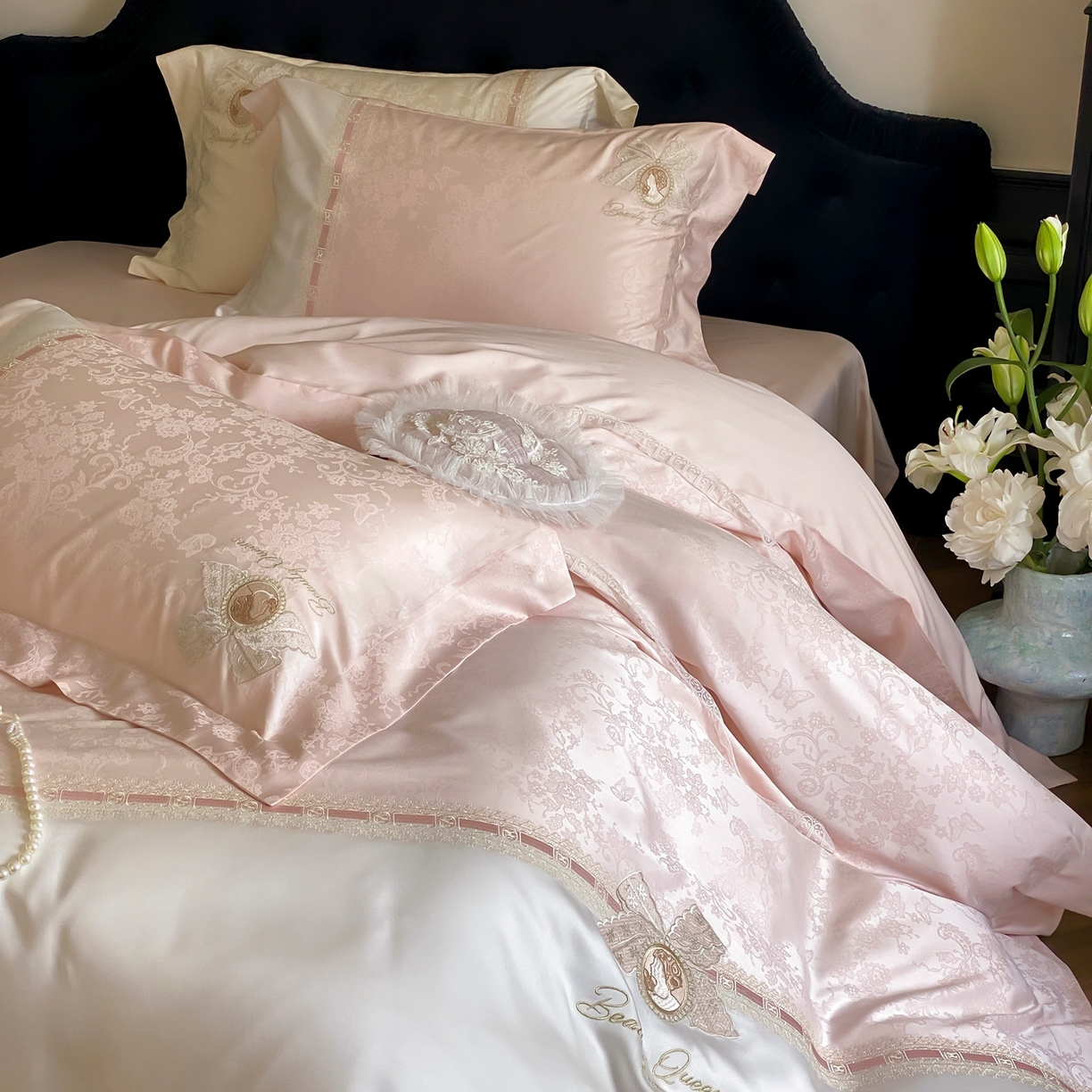 91家纺网 家纺一手货源 找家纺 初拾 2026春夏新款全棉纯棉蕾丝提花绣花四件套-巴黎恋人 巴黎恋人-粉黛