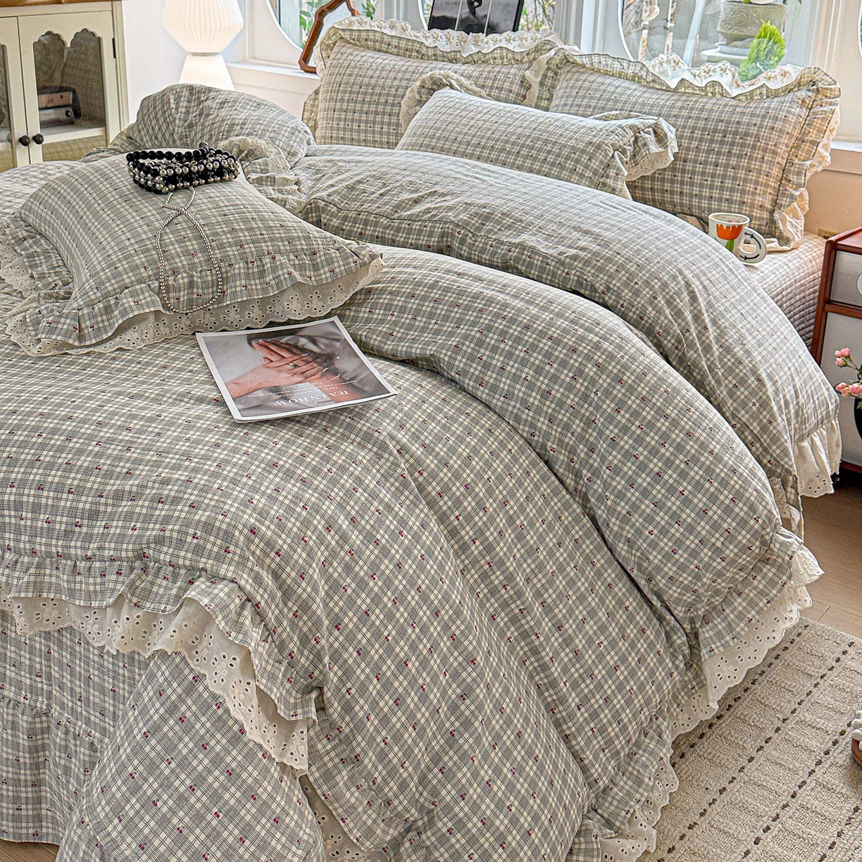 91家纺网 家纺一手货源 找家纺  梦莱斯 2026新款小清新可爱风纯棉花边床盖四件套 灰格心