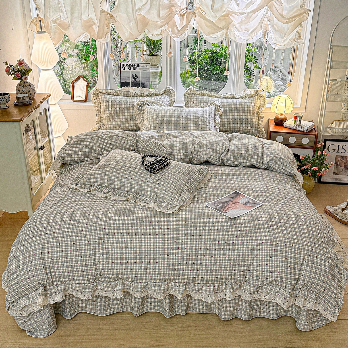 91家纺网 家纺一手货源 找家纺  梦莱斯 2026新款小清新可爱风纯棉花边床盖四件套 灰格心