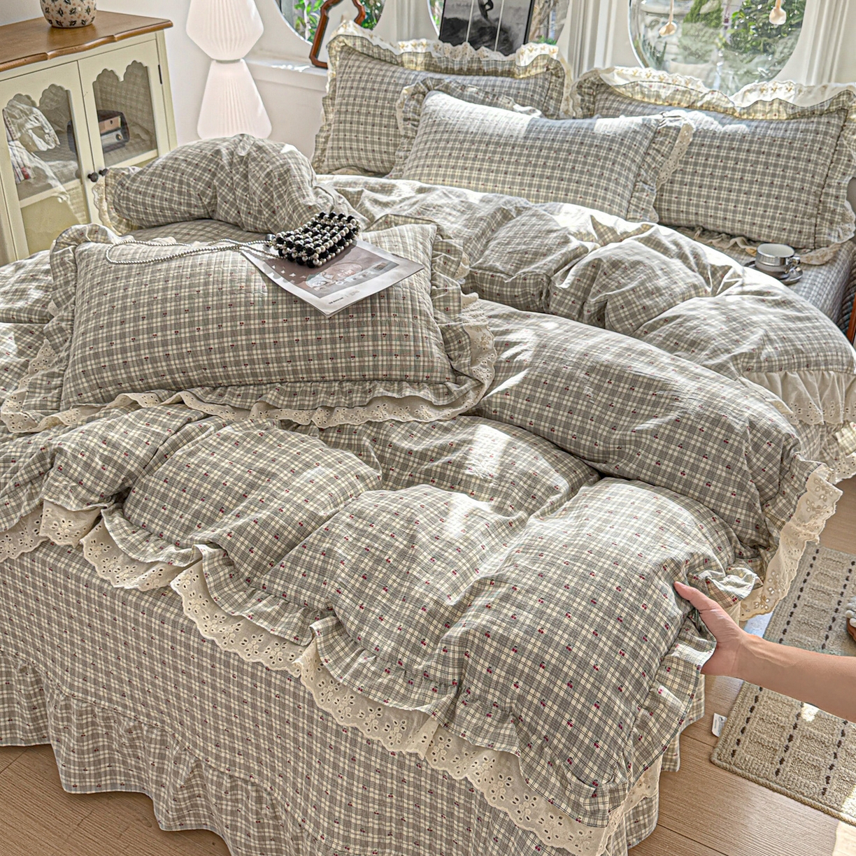 91家纺网 家纺一手货源 找家纺  梦莱斯 2026新款小清新可爱风纯棉花边床盖四件套 灰格心