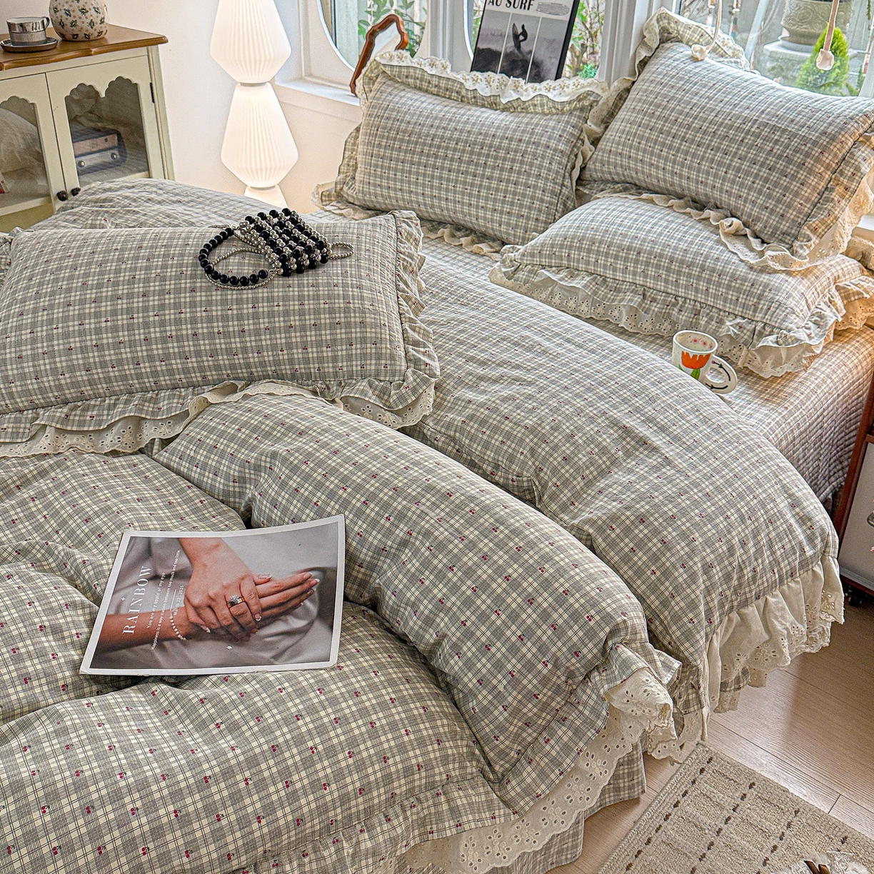 91家纺网 家纺一手货源 找家纺  梦莱斯 2026新款小清新可爱风纯棉花边床盖四件套 灰格心