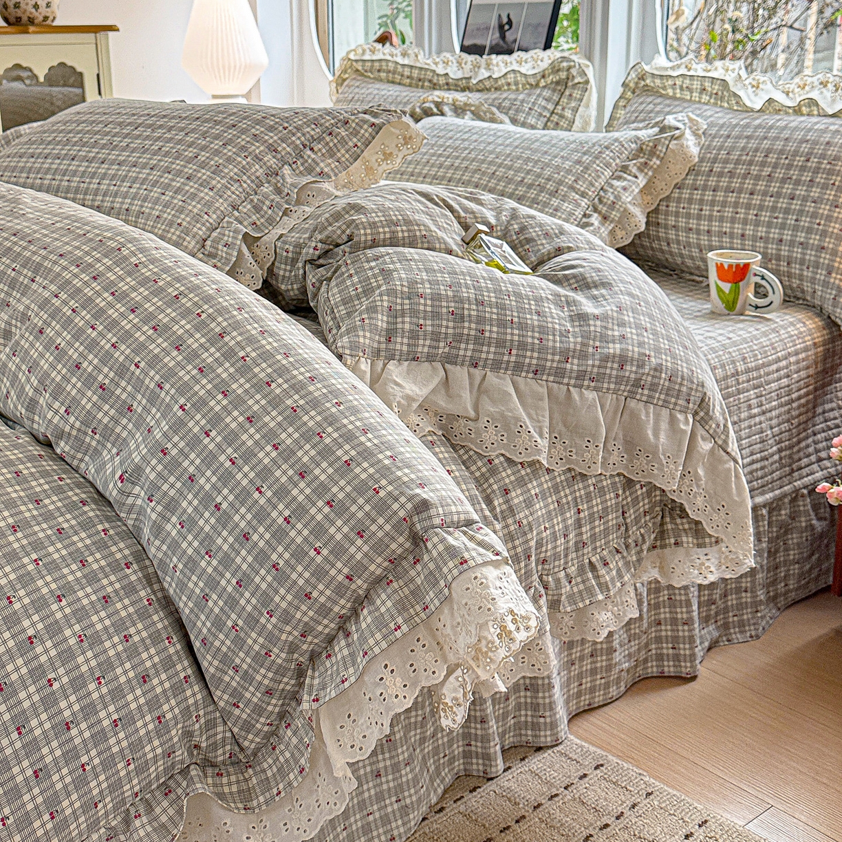 91家纺网 家纺一手货源 找家纺  梦莱斯 2026新款小清新可爱风纯棉花边床盖四件套 灰格心