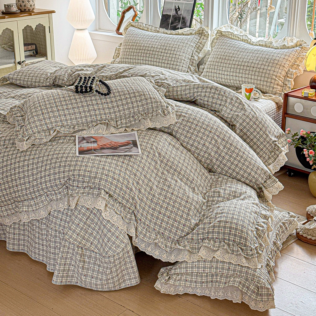 91家纺网 家纺一手货源 找家纺  梦莱斯 2026新款小清新可爱风纯棉花边床盖四件套 灰格心