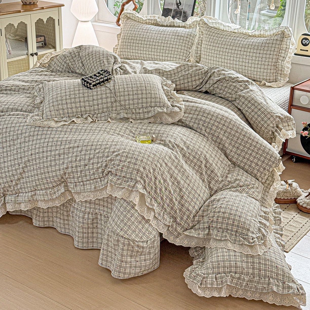 91家纺网 家纺一手货源 找家纺  梦莱斯 2026新款小清新可爱风纯棉花边床盖四件套 灰格心