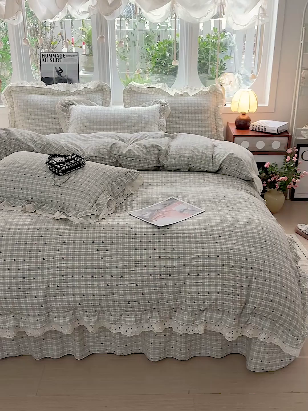 91家纺网 家纺一手货源 找家纺  梦莱斯 2026新款小清新可爱风纯棉花边床盖四件套 灰格心