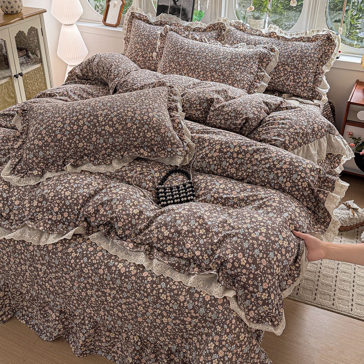 91家纺网 家纺一手货源 找家纺  梦莱斯 2026新款小清新可爱风纯棉花边床盖四件套 漫野