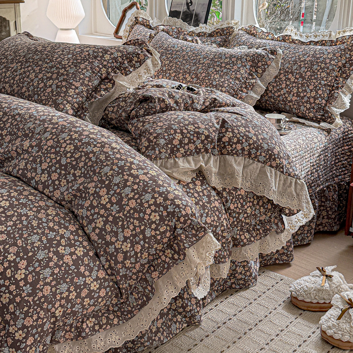 91家纺网 家纺一手货源 找家纺  梦莱斯 2026新款小清新可爱风纯棉花边床盖四件套 漫野