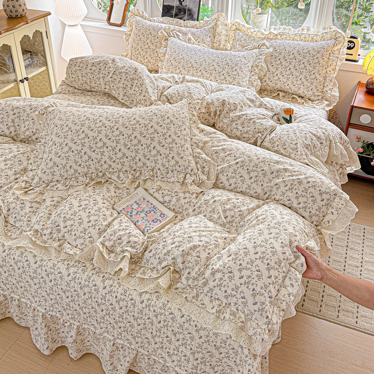 91家纺网 家纺一手货源 找家纺  梦莱斯 2026新款小清新可爱风纯棉花边床盖四件套 杏野繁花