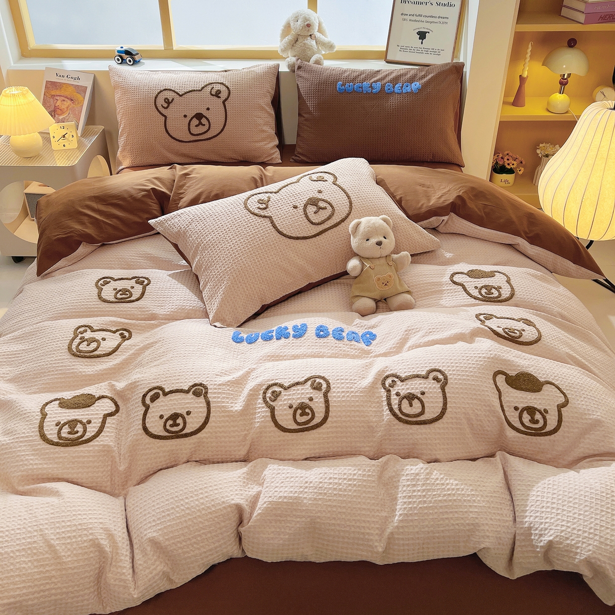 91家纺网 家纺一手货源 找家纺 炫拼家纺 2026新款A类全棉纯棉华夫格毛巾绣B版40支纯棉水洗棉四件套-哆啦系列 哆啦一小熊