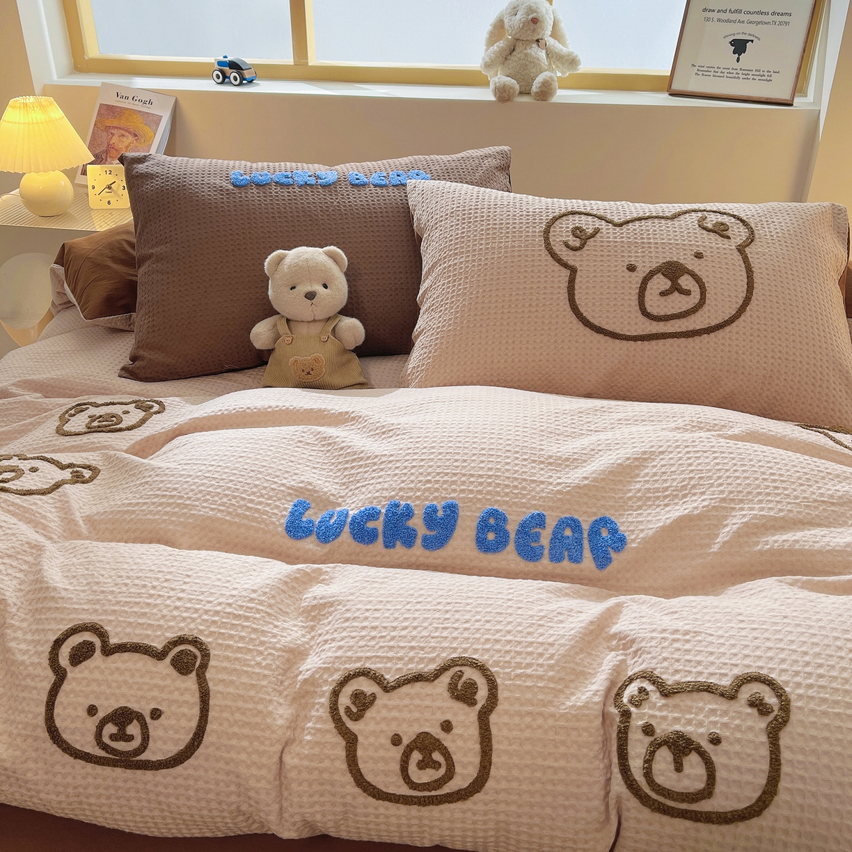 91家纺网 家纺一手货源 找家纺 炫拼家纺 2026新款A类全棉纯棉华夫格毛巾绣B版40支纯棉水洗棉四件套-哆啦系列 哆啦一小熊