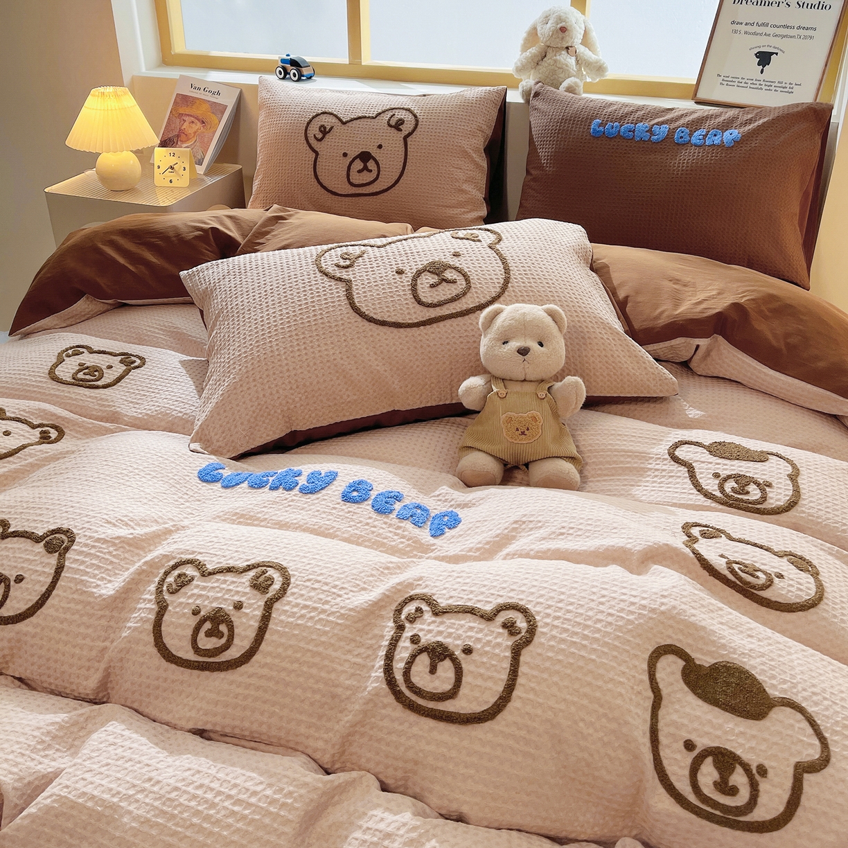 91家纺网 家纺一手货源 找家纺 炫拼家纺 2026新款A类全棉纯棉华夫格毛巾绣B版40支纯棉水洗棉四件套-哆啦系列 哆啦一小熊