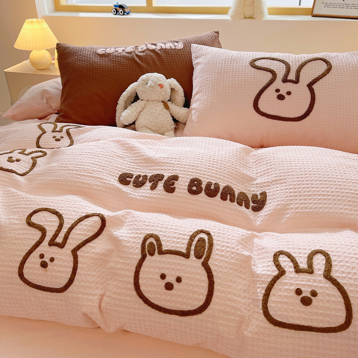 91家纺网 家纺一手货源 找家纺 炫拼家纺 2026新款A类全棉纯棉华夫格毛巾绣B版40支纯棉水洗棉四件套-哆啦系列 哆啦一小兔