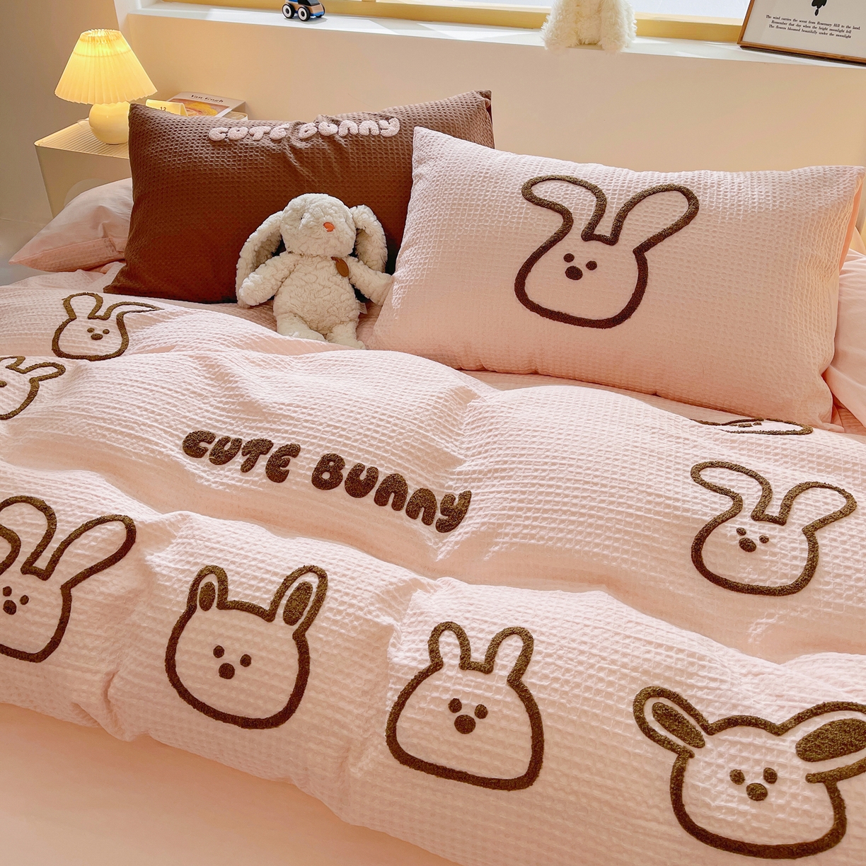 91家纺网 家纺一手货源 找家纺 炫拼家纺 2026新款A类全棉纯棉华夫格毛巾绣B版40支纯棉水洗棉四件套-哆啦系列 哆啦一小兔