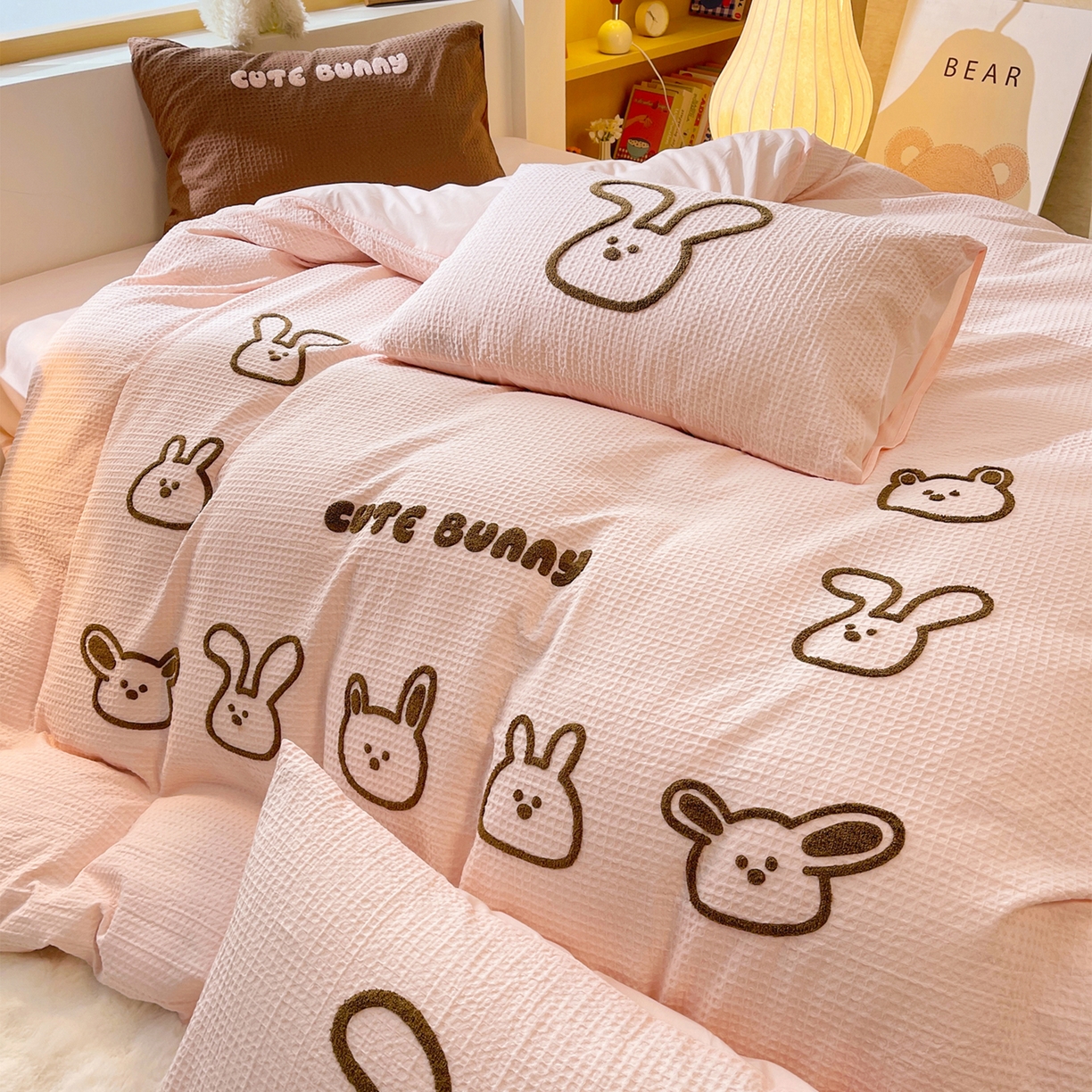 91家纺网 家纺一手货源 找家纺 炫拼家纺 2026新款A类全棉纯棉华夫格毛巾绣B版40支纯棉水洗棉四件套-哆啦系列 哆啦一小兔