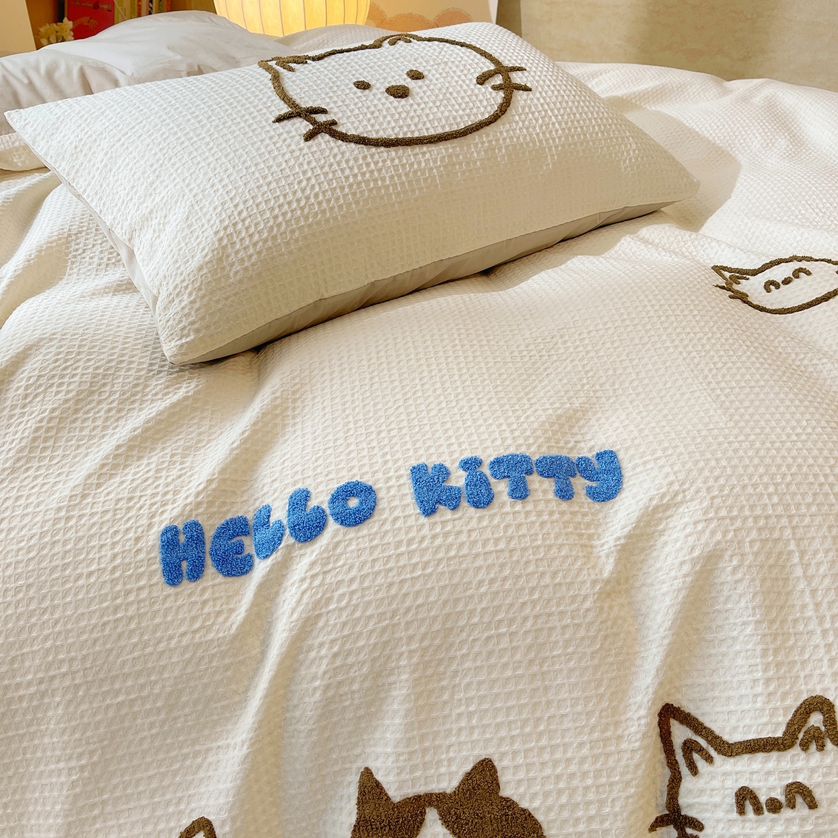 91家纺网 家纺一手货源 找家纺 （总）炫拼家纺 2026新款A类全棉纯棉华夫格毛巾绣B版40支纯棉水洗棉四件套-哆啦系列