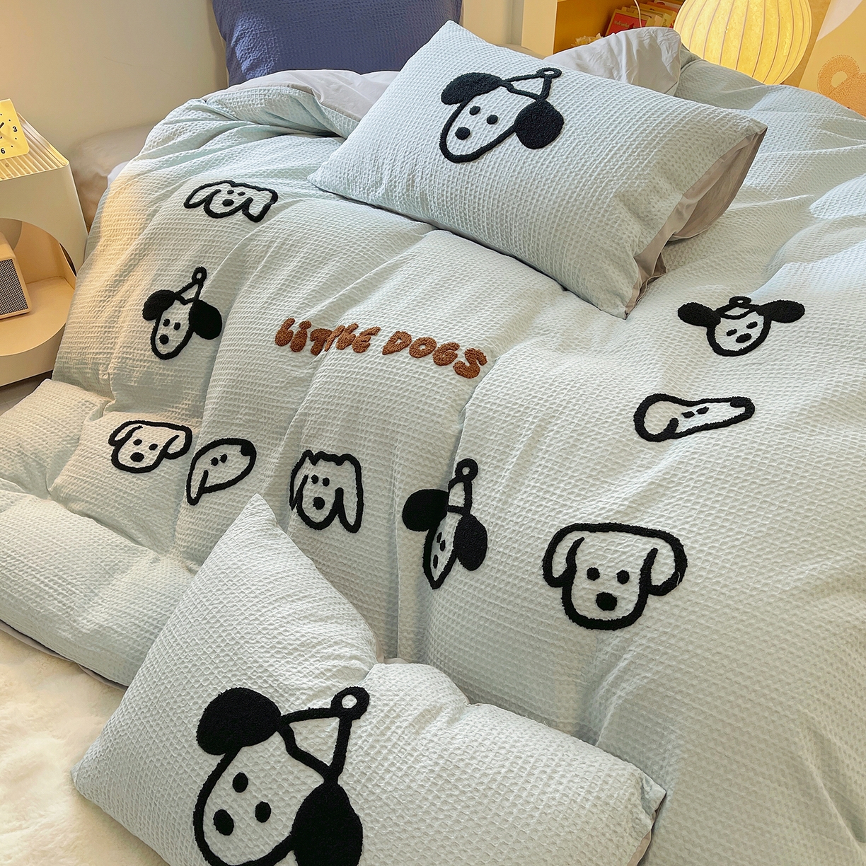 91家纺网 家纺一手货源 找家纺 炫拼家纺 2026新款A类全棉纯棉华夫格毛巾绣B版40支纯棉水洗棉四件套-哆啦系列 哆啦-小狗