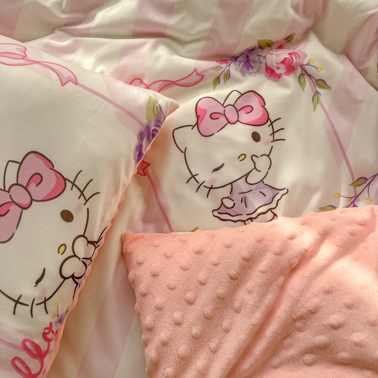 91家纺网 家纺一手货源 找家纺 希诺家居 2026新款三丽鸥针织豆豆多功能盖毯可拆卸被子被套儿童学生被子 条纹kt