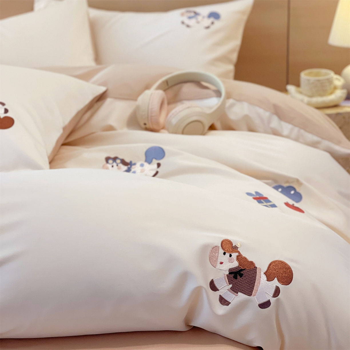 91家纺网 家纺一手货源 找家纺 （总）鼎飞家纺 2026新款100支新疆长绒棉绣花四件套--欢快的小马驹