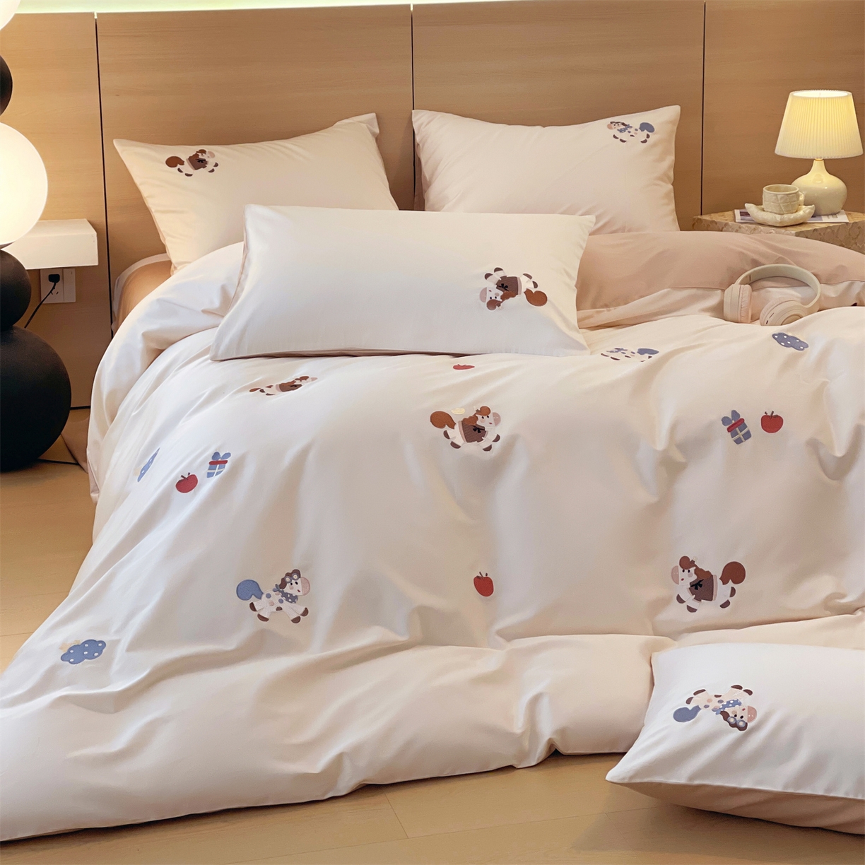 91家纺网 家纺一手货源 找家纺 （总）鼎飞家纺 2026新款100支新疆长绒棉绣花四件套--欢快的小马驹