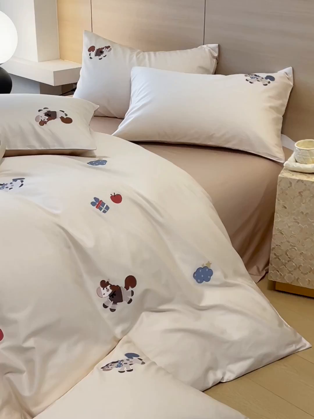 91家纺网 家纺一手货源 找家纺 （总）鼎飞家纺 2026新款100支新疆长绒棉绣花四件套--欢快的小马驹