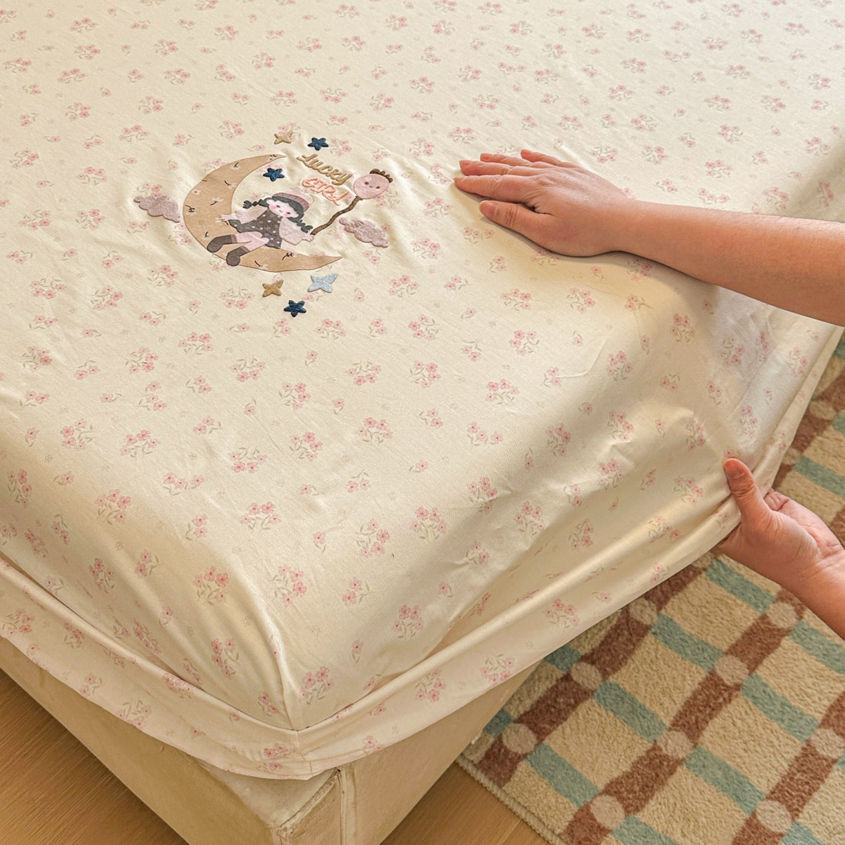 91家纺网 家纺一手货源 找家纺 易辰美 2026新款13372全棉纯棉印花卡通床笠单品床笠单件单床笠 月亮女孩（一）