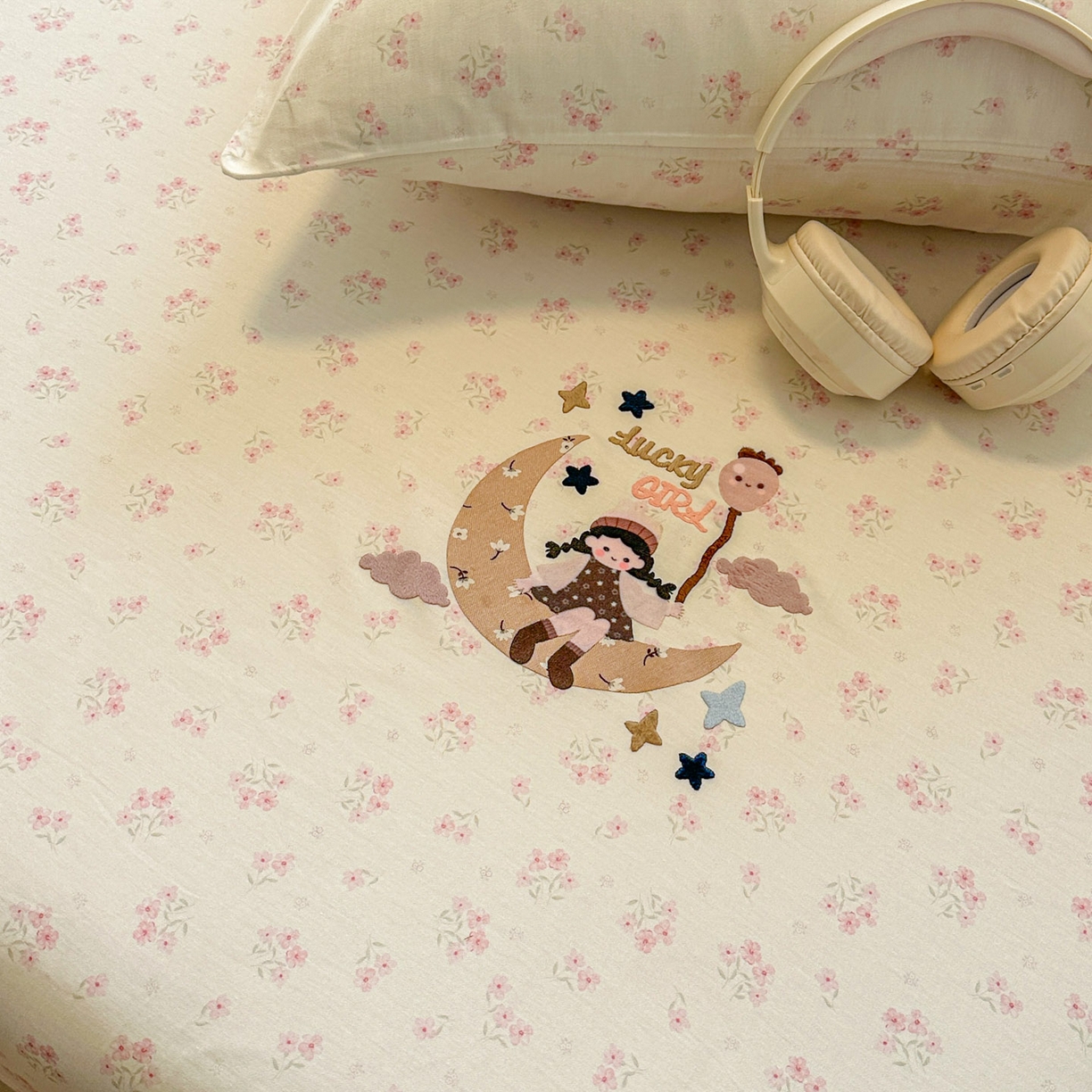 91家纺网 家纺一手货源 找家纺 易辰美 2026新款13372全棉纯棉印花卡通床笠单品床笠单件单床笠 月亮女孩（一）