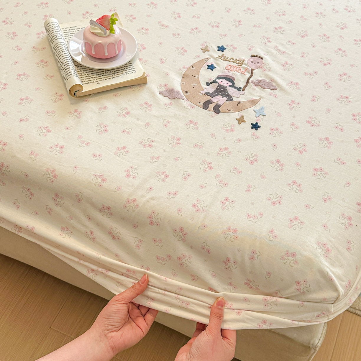 91家纺网 家纺一手货源 找家纺 易辰美 2026新款13372全棉纯棉印花卡通床笠单品床笠单件单床笠 月亮女孩（一）