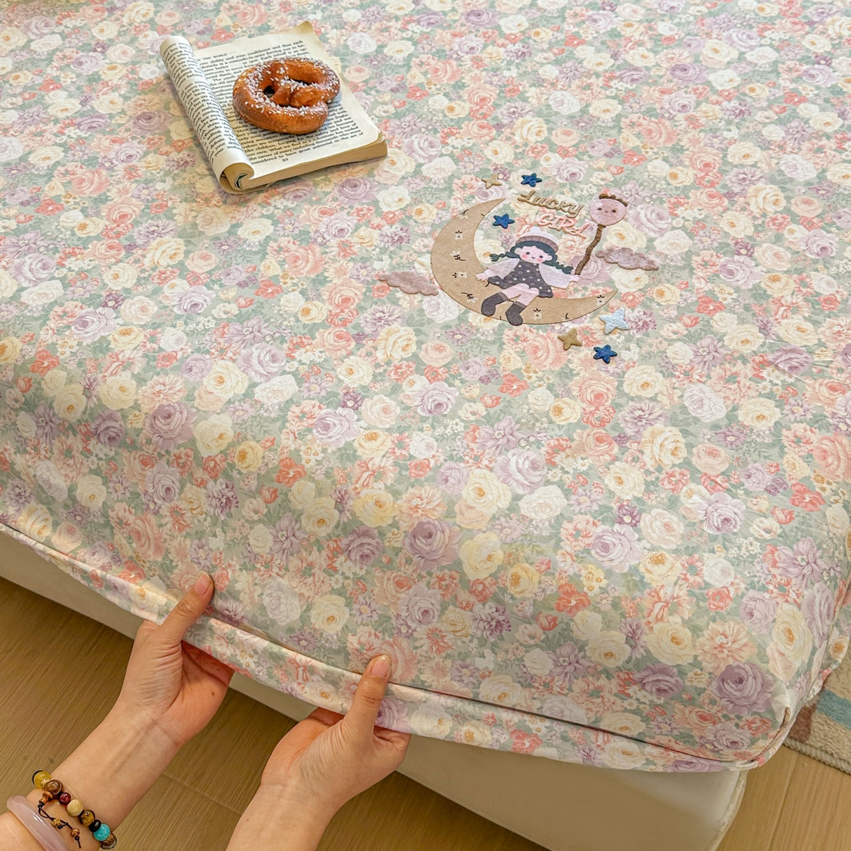 91家纺网 家纺一手货源 找家纺 易辰美 2026新款13372全棉纯棉印花卡通床笠单品床笠单件单床笠 月亮女孩（二）