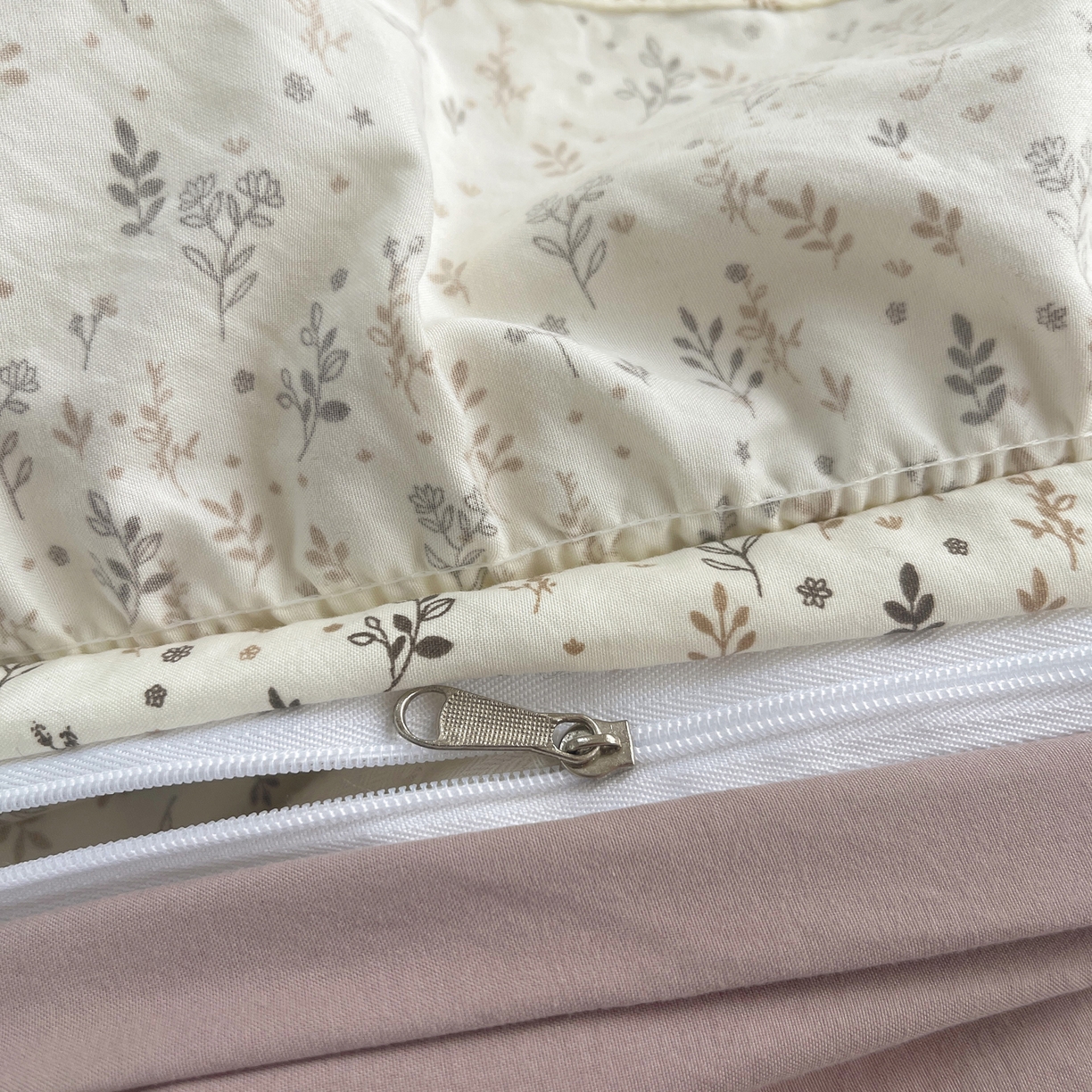 91家纺网 家纺一手货源 找家纺 韩都家居 2026春夏新款古法仿棉蕾丝花边四件套 奶杏蔷薇