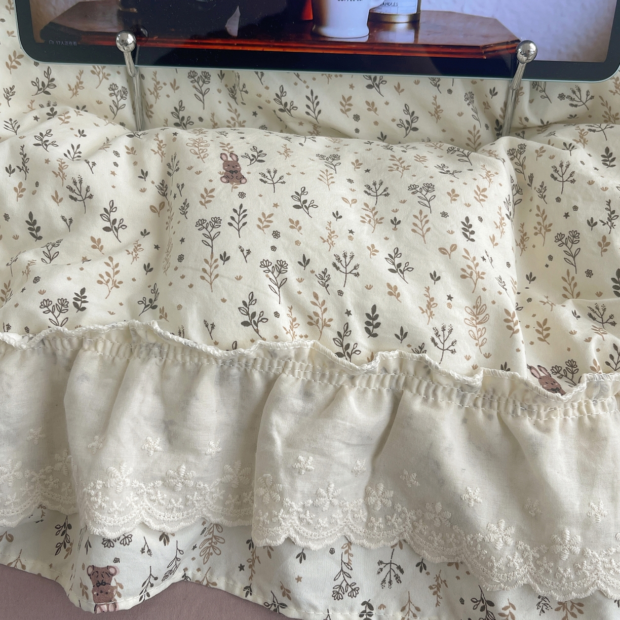 91家纺网 家纺一手货源 找家纺 韩都家居 2026春夏新款古法仿棉蕾丝花边四件套 奶杏蔷薇